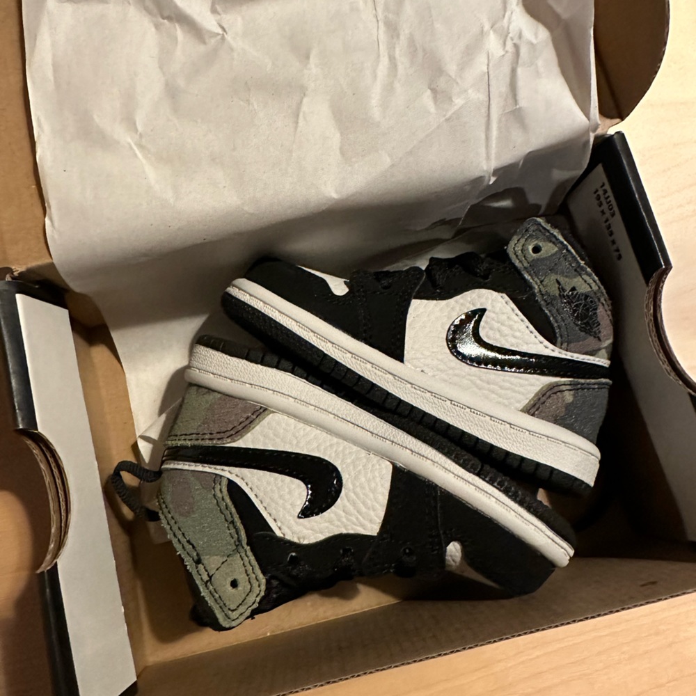NWT JORDAN 1 MID 5c